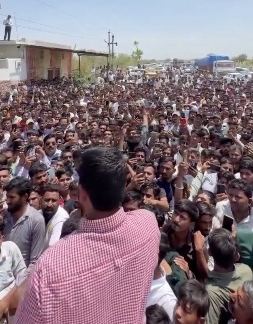 Alleging irregularities in polling, Barmer Independent nominee lays siege at SP office with supporters