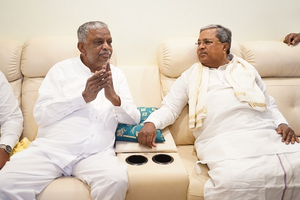 Siddaramaiah meets veteran BJP leader Srinivas Prasad, seeks support for Congress