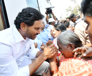 CM Jagan Mohan Reddy resumes bus yatra amid tight security after April 13 attack