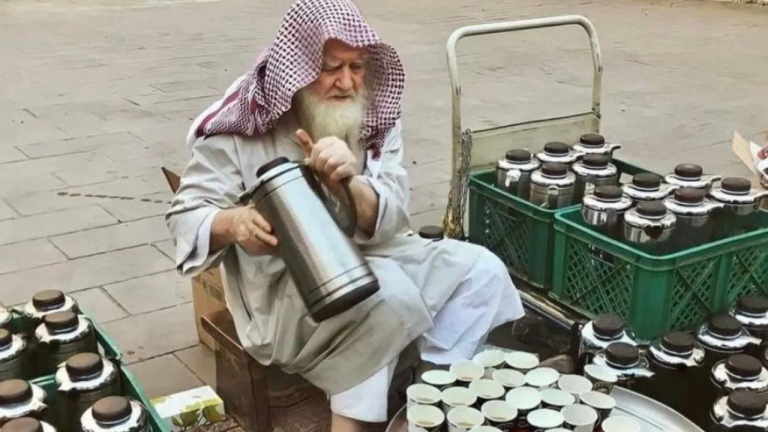 Shaykh Ismail: The man who served free tea and coffee in the holiest city of Muslims for 40 years dies