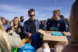 Kevin Bacon returns to ‘Footloose’ high school, celebrates film’s 40th anniversary