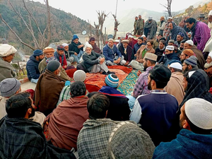 Senior leader NC Mian Altaf moves out to campaign in Anantnag-Rajouri constituency