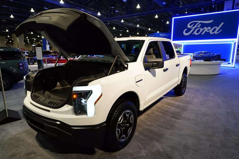 Ford Shifts Focus to Hybrid Models, Postpones Launch of New Battery-Powered Vehicles