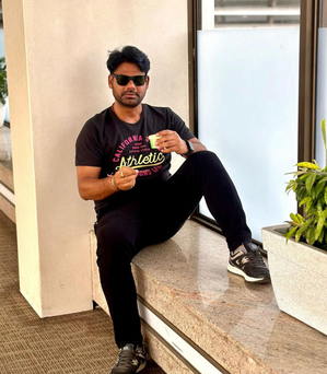 Bhojpuri actor Dev Singh enjoys ice-cream; says ‘garmi ka maza thande mein’