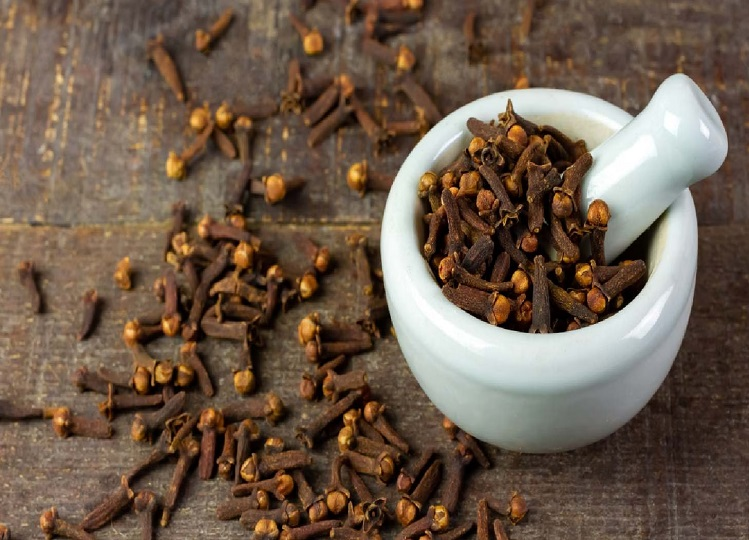 Hair Care Tips: Use cloves in this way, many hair-related problems will go away.