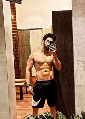 Arjit Taneja pumps up, flaunts his toned abs for a dose of Monday motivation