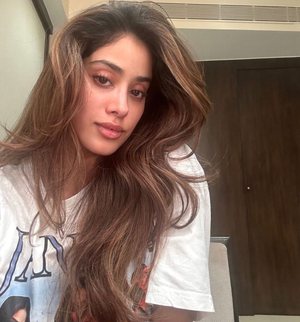 Janhvi Kapoor flaunts her manes, asks for ‘achhe hair days’ every day