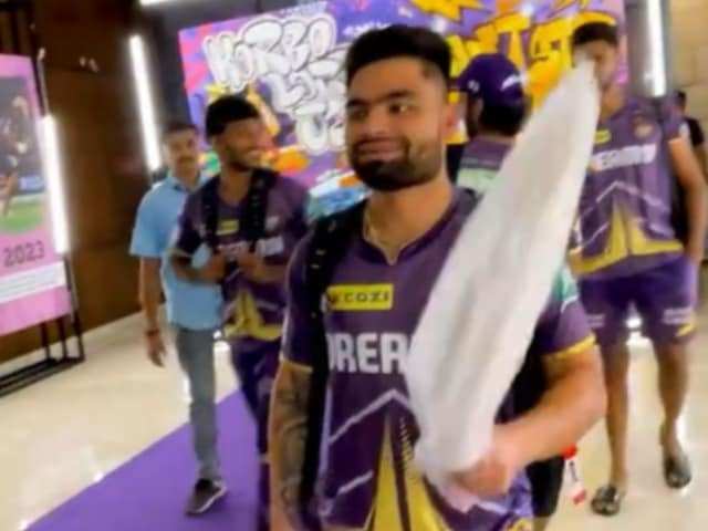 WATCH: RCB’s Virat Kohli Surprises KKR’s Rinku Singh with Special Bat Gift, Fans Applaud the Gesture