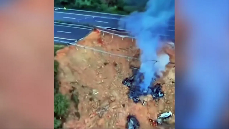 Highway in China becomes well of death, 18 vehicles stuck in ditch while moving, many deaths