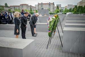 Macron visits memorial in Berlin for Jews murdered in the Holocaust