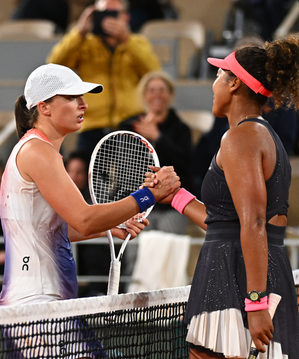 French Open: Iga Swiatek saves match point to beat Naomi Osaka