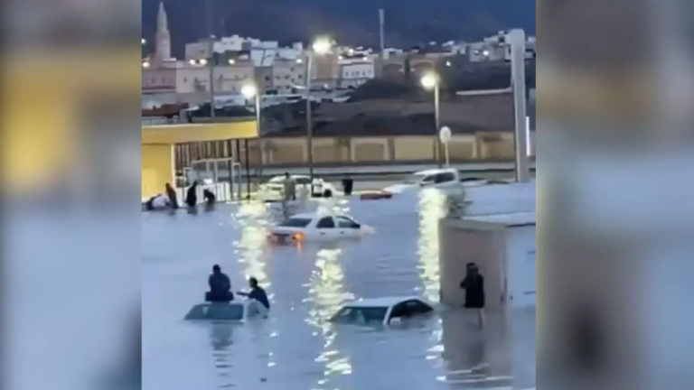 Vedio: Rain created havoc in Saudi Arabia, with a shocking scene seen in the holiest city, danger remains