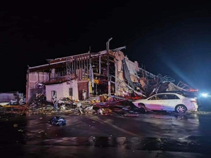 11 killed as tornadoes leave trail of death and destruction in three US states (Lead)