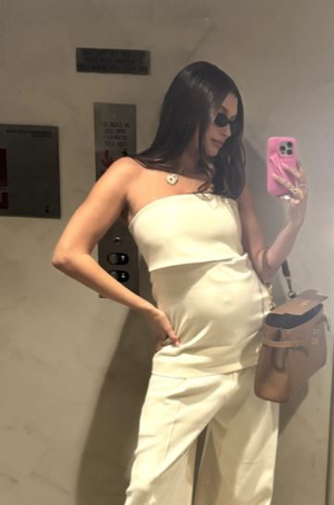 Hailey Bieber flaunts baby bump in mirror selfie, looks all prepared to become a mother