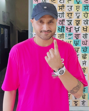 Everyone should exercise franchise, says Harbhajan Singh