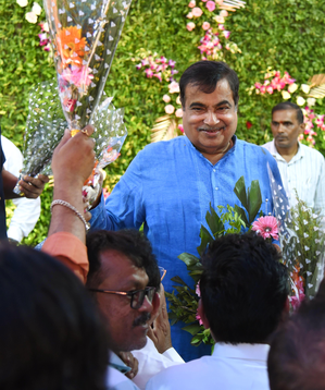 Gadkari, Sule leading; Pankaja Munde, Bharati Pawar trailing