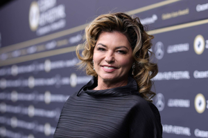 Shania Twain had to perform before drunk men to make her mother happy