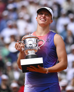 French Open: Iga Swiatek wins third consecutive women's singles title