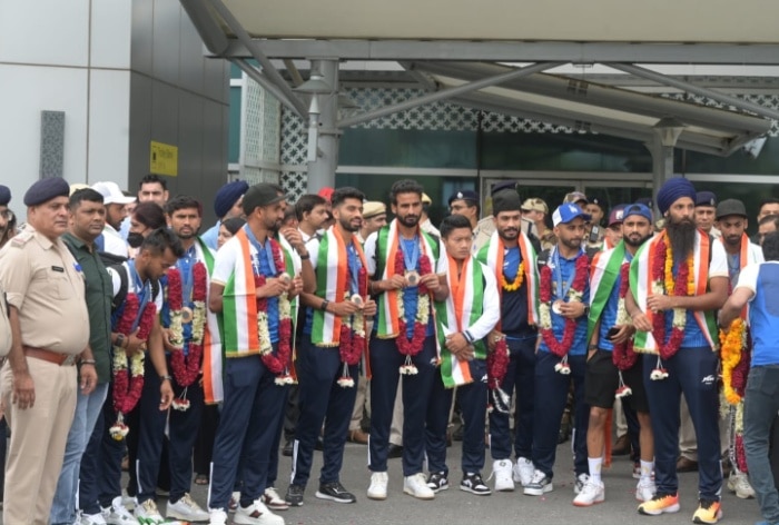 Indian Hockey Players Get Rousing Welcome At New Delhi Airport After Paris Olympics 2024 Bronze – WATCH