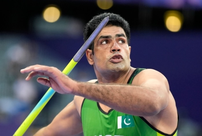 Water Cannon Salute, Open Air Bus Ride, Passionate Fans Welcome Olympic Champion Arshad Nadeem In Pakistan – WATCH