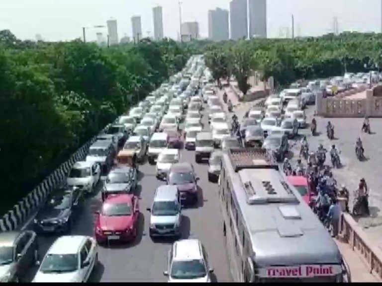 ATTENTION Commuters! Buses NOT Allowed To Ply Between Chilla Border And Greater Noida Expressway During Peak Hours