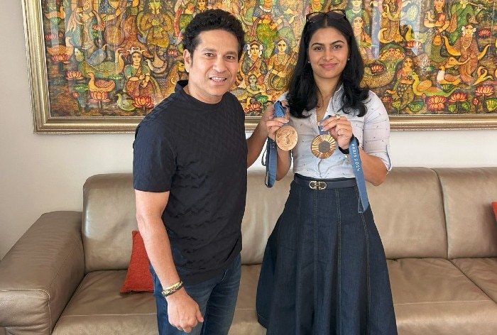 Paris Olympics 2024 Medallist Manu Bhaker Meets Sachin Tendulkar And His Family, Says ‘Blessed To Share This Moment’, Check PICS