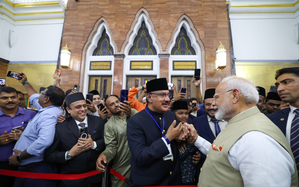 PM Modi visits Brunei's Omar Ali Saifuddien Mosque