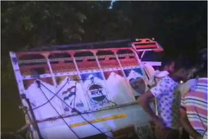 15 killed after bus hits van in UP's Hathras