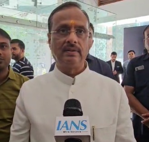 'SP befooling people with laal topi', now Dinesh Sharma takes a dig at Akhilesh Yadav