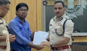 Protesting junior doctors meet Kolkata Police Commissioner, demand his resignation