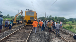 Damaged tracks restored, train traffic on Vijayawada-Hyderabad route
 set to resume (Lead)