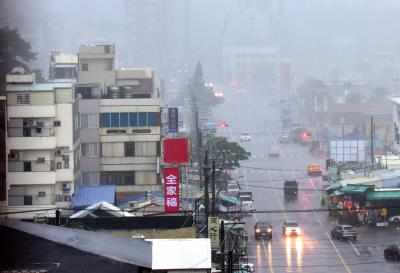 Super Typhoon Yagi strikes south China, leaving four dead, 95 injured (Ld)