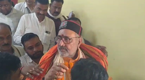 Youth tries to attack Giriraj Singh during Janata Darbar in Begusarai