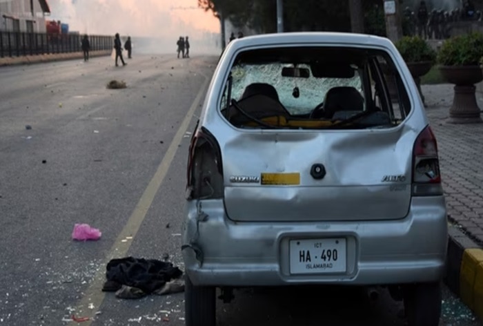 Pakistan violence: 6 killed as Imran Khan’s supporters march to Islamabad, clash with police